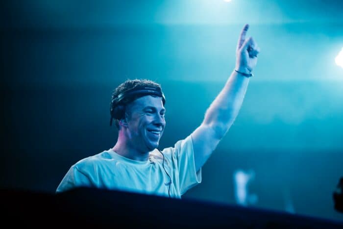 „Für meinen lieben Freund“: Hardwell trägt Aviciis Jacke beim Tomorrowland