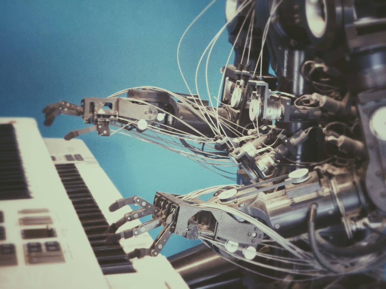 GEMA gewinnt gegen Suno: KI-Musikgenerator verletzt Urheberrechte