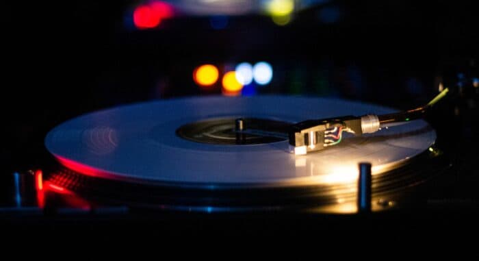 Vom Prompt auf den Plattenteller: Suno bringt KI-Songs auf Vinyl
