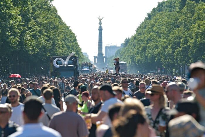 Nach Anschlag auf Berliner CSD: Rave The Planet beginnt mit Schweigeminute
