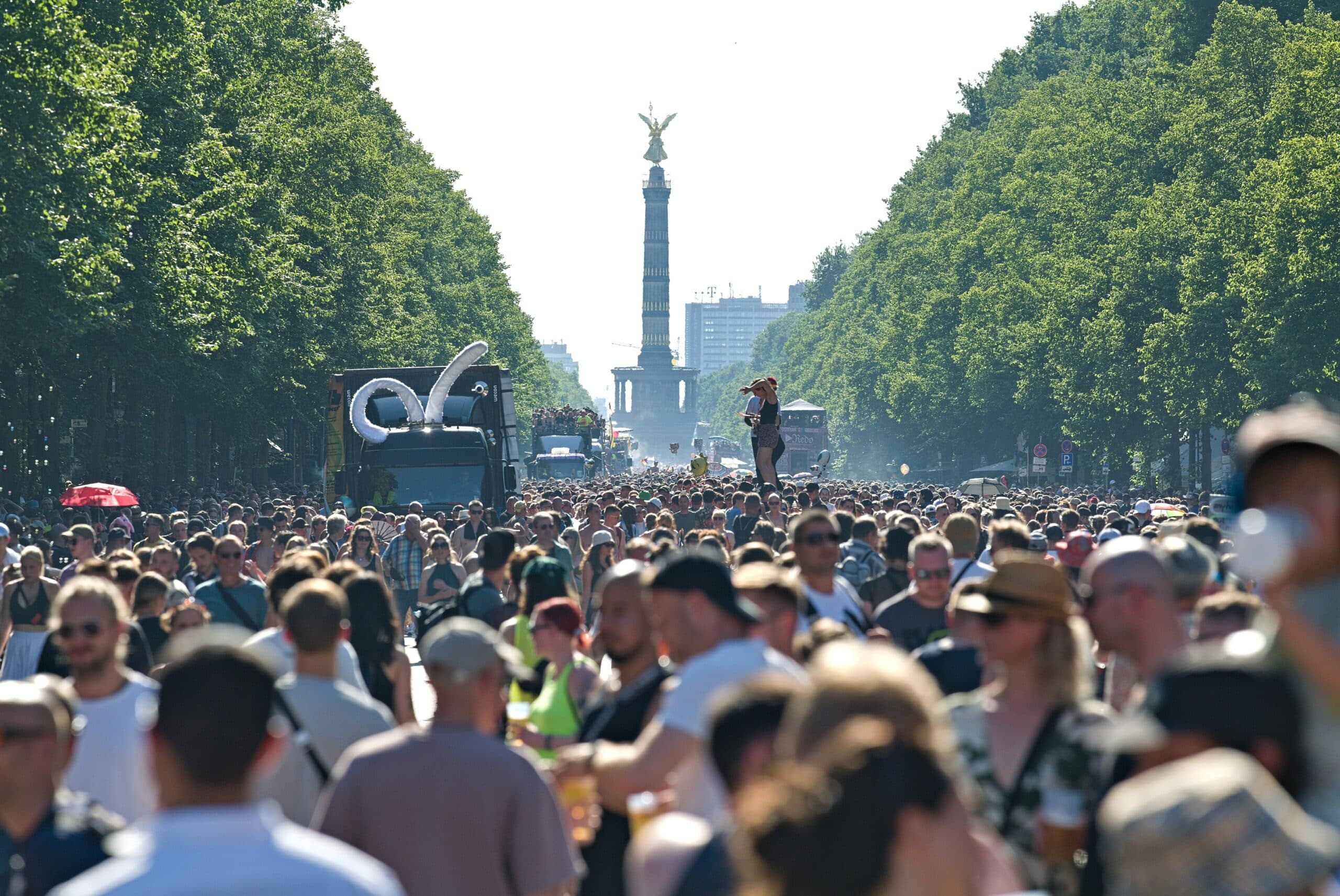 Nach Anschlag auf Berliner CSD: Rave The Planet beginnt mit Schweigeminute