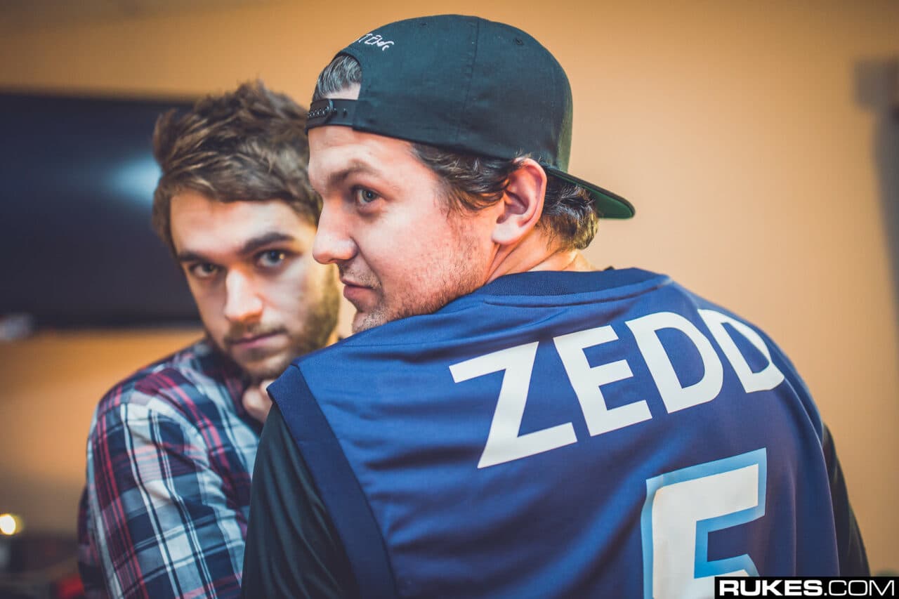 Skurril: Dillon Francis lässt sich „Zedd“-Aufschrift in Brusthaar waxen!