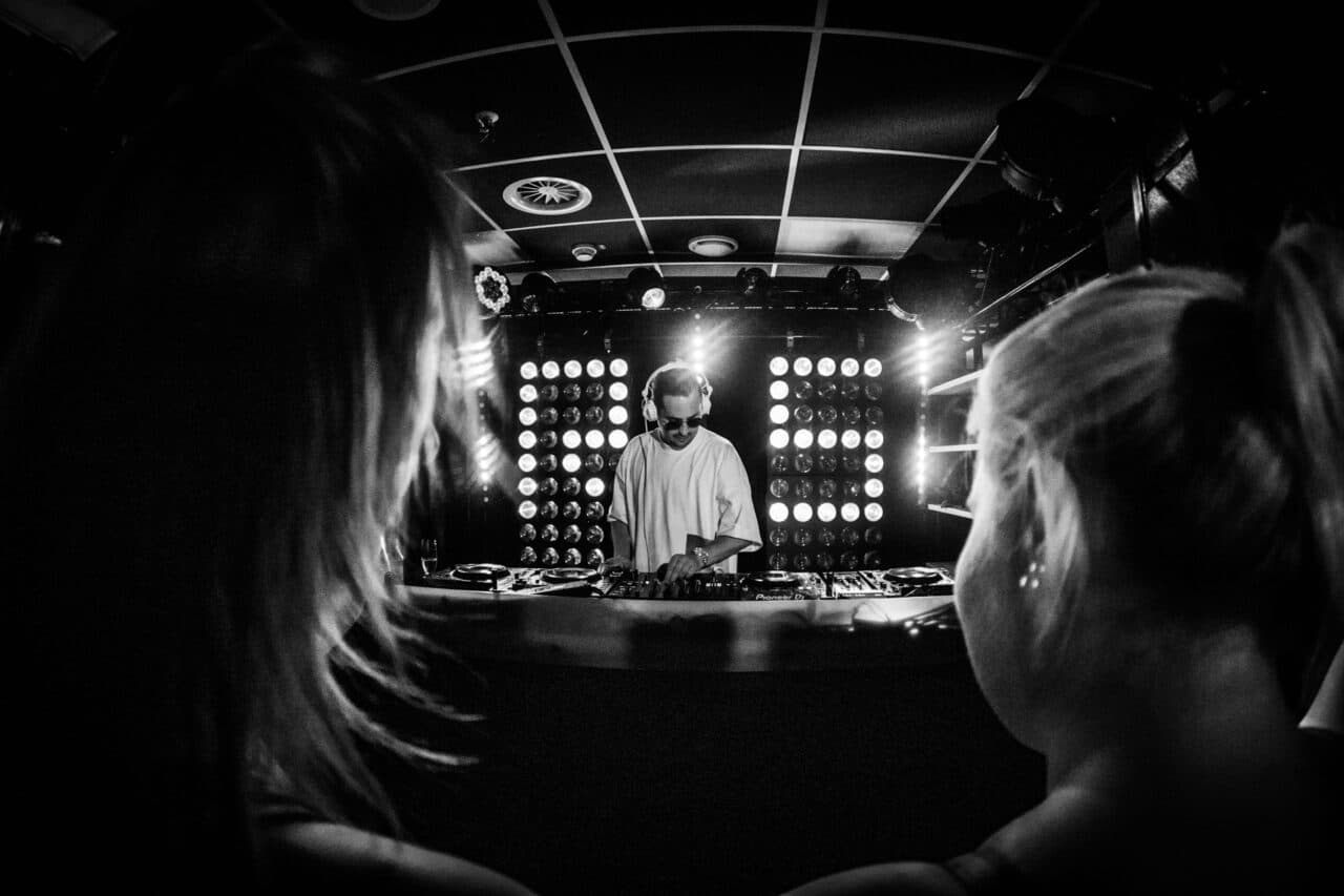 Mega-Kick-Off für 3 Tage Wach! Robin Schulz rockt S04-Spielerkabine