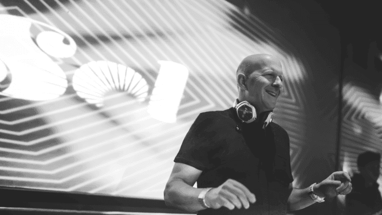 Goldman Sachs-CEO legt neben Marshmello auf Super Bowl Party auf!