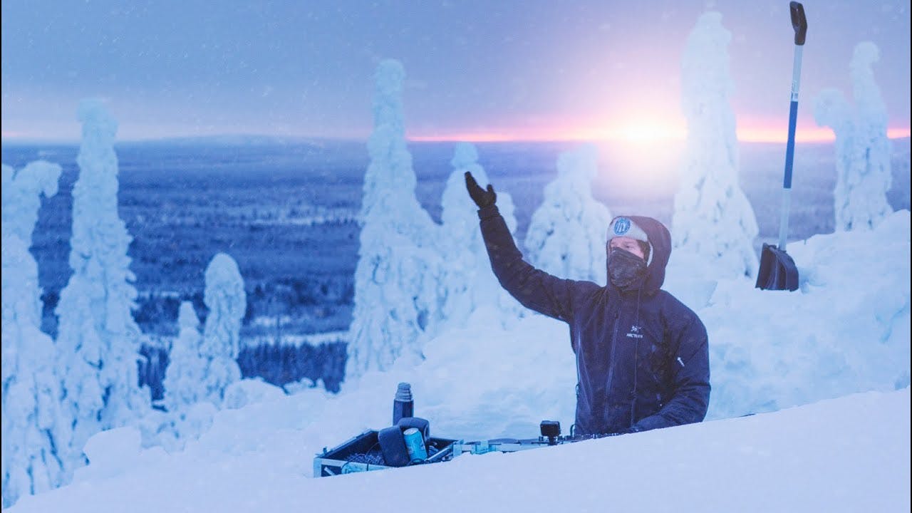 Deep House bei Minusgraden: Yotto spielt Set im verschneiten Lappland