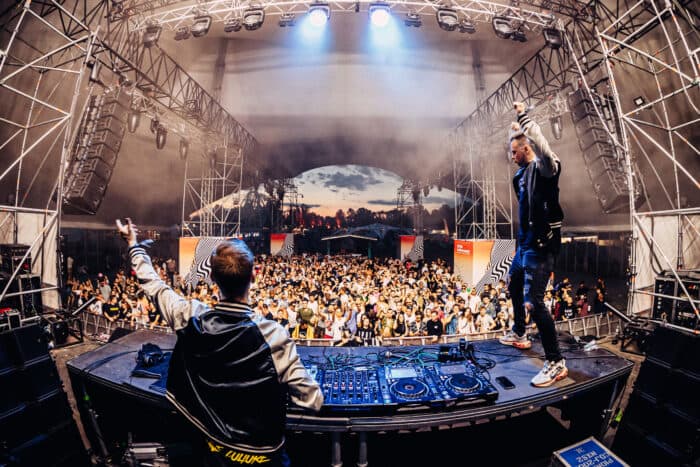 „Right Here Waiting“: Virale AXMO-Neuauflage feiert ihr Release