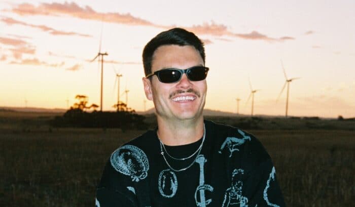 Treibend und tiefgründig: WATTO tanzt sich frei mit „Over U“