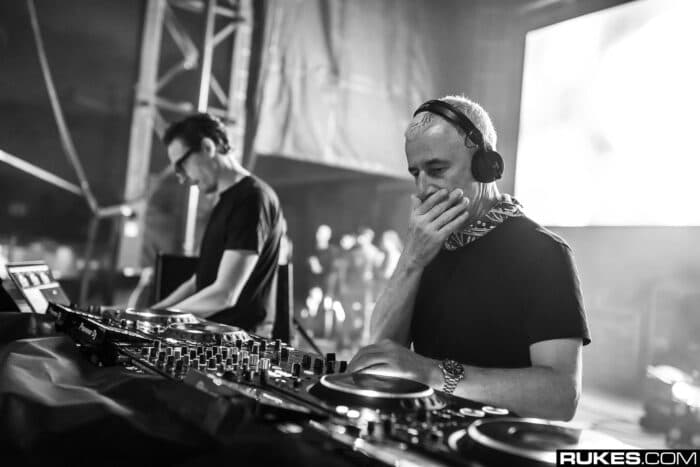 Kurioser Unfall bei Above & Beyond: Plötzlich stürzt das Equipment um