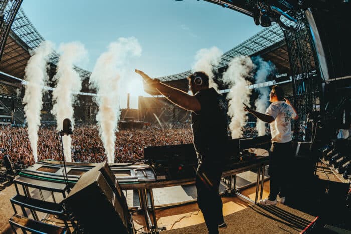 Feiern, Raven & Eskalation: W&W releasen „Jump Jump Jump“