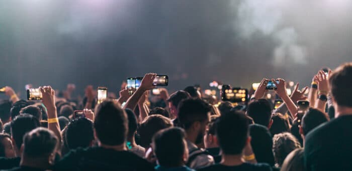 Handy aus, Herz an: Solomun fordert Fokus statt Filmerei auf dem Dancefloor