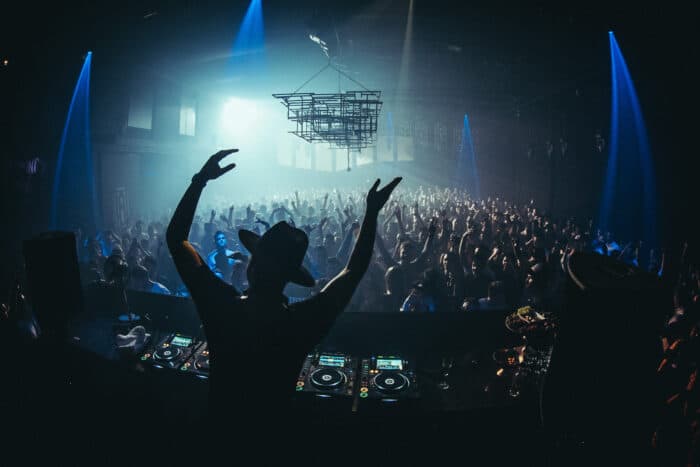 Kölsch and the Machine: Warum die Show in Berlin Pflichtprogramm für DJs und Clubgänger ist