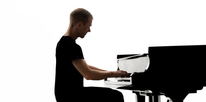 Armin van Buuren lässt die Beats los – und entdeckt neue Klangwelten mit „Piano“