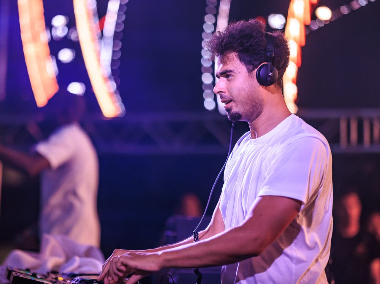 Afrojack lässt „Take Over Control“ neu aufleben – mit Remixen für die Dancefloors von 2025