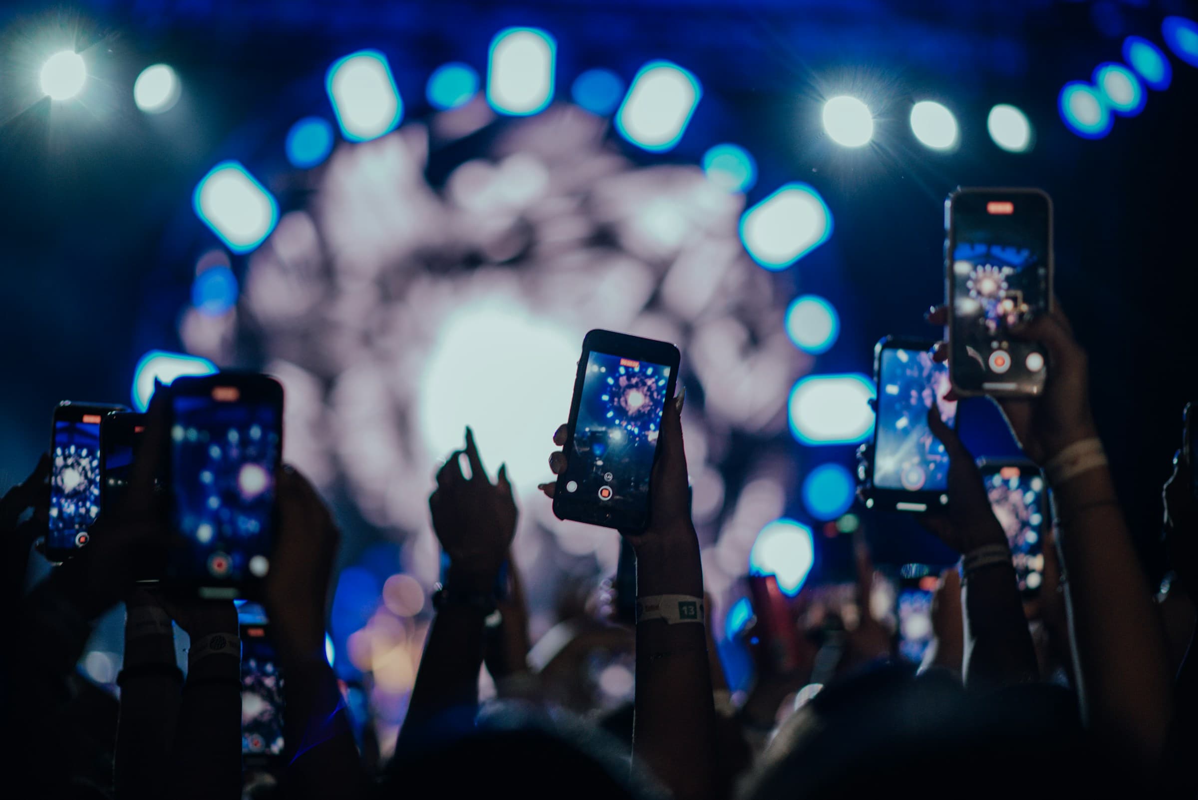 Wenn der Dancefloor offline geht: Warum Clubs und Raves wieder handyfrei werden