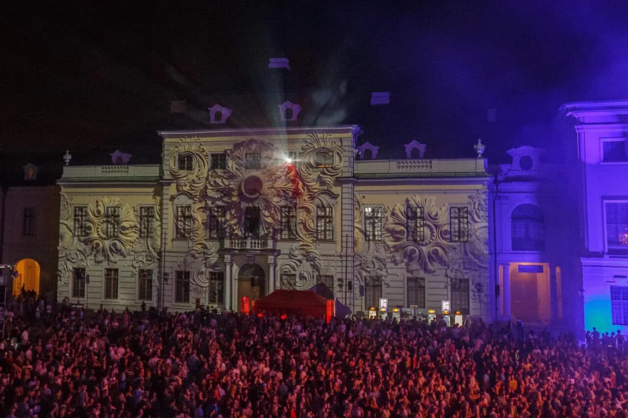 Just White & Blue 2026: Gestört aber GeiL machen das Residenzschloss zum Dancefloor