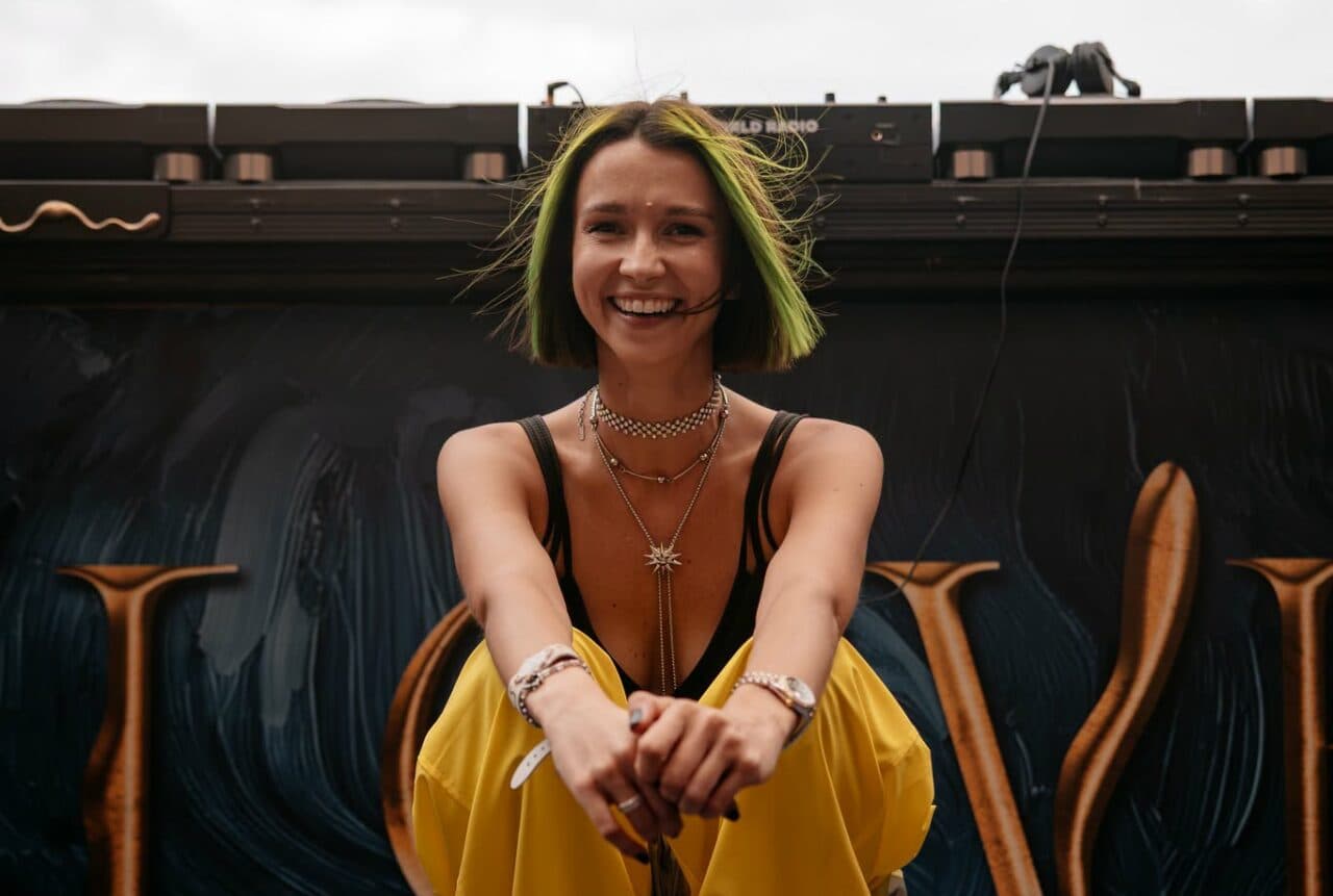 Miss Monique überrascht beim Tomorrowland mit Robbie-Williams-Collab