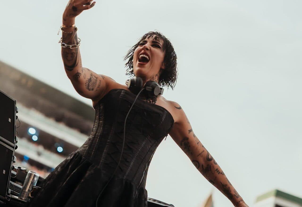 Mit E-Gitarre und Geigenbogen: Indira Paganotto bringt Psy-Metal aufs Tomorrowland