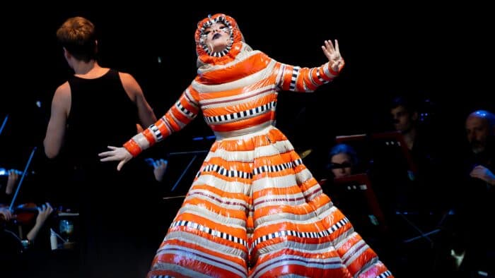 64 Sekunden totale Sonnenfinsternis – dann übernimmt Björk die Decks