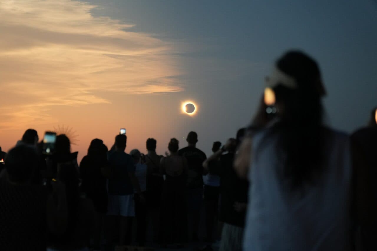 Ibiza wird für 65 Sekunden dunkel: MEDUZA spielen, als die Sonne verschwindet