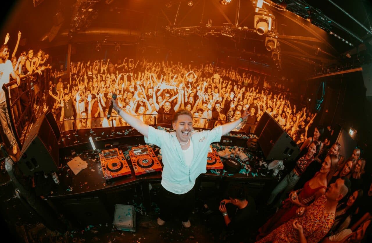 Vom Festival zurück ins Bootshaus: Nibirii bringt Ely Oaks nach Köln