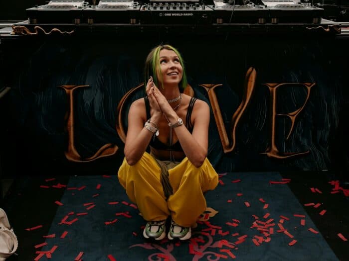 Zwischen Krieg und Weltkarriere: Tomorrowland-Doku begleitet Miss Monique