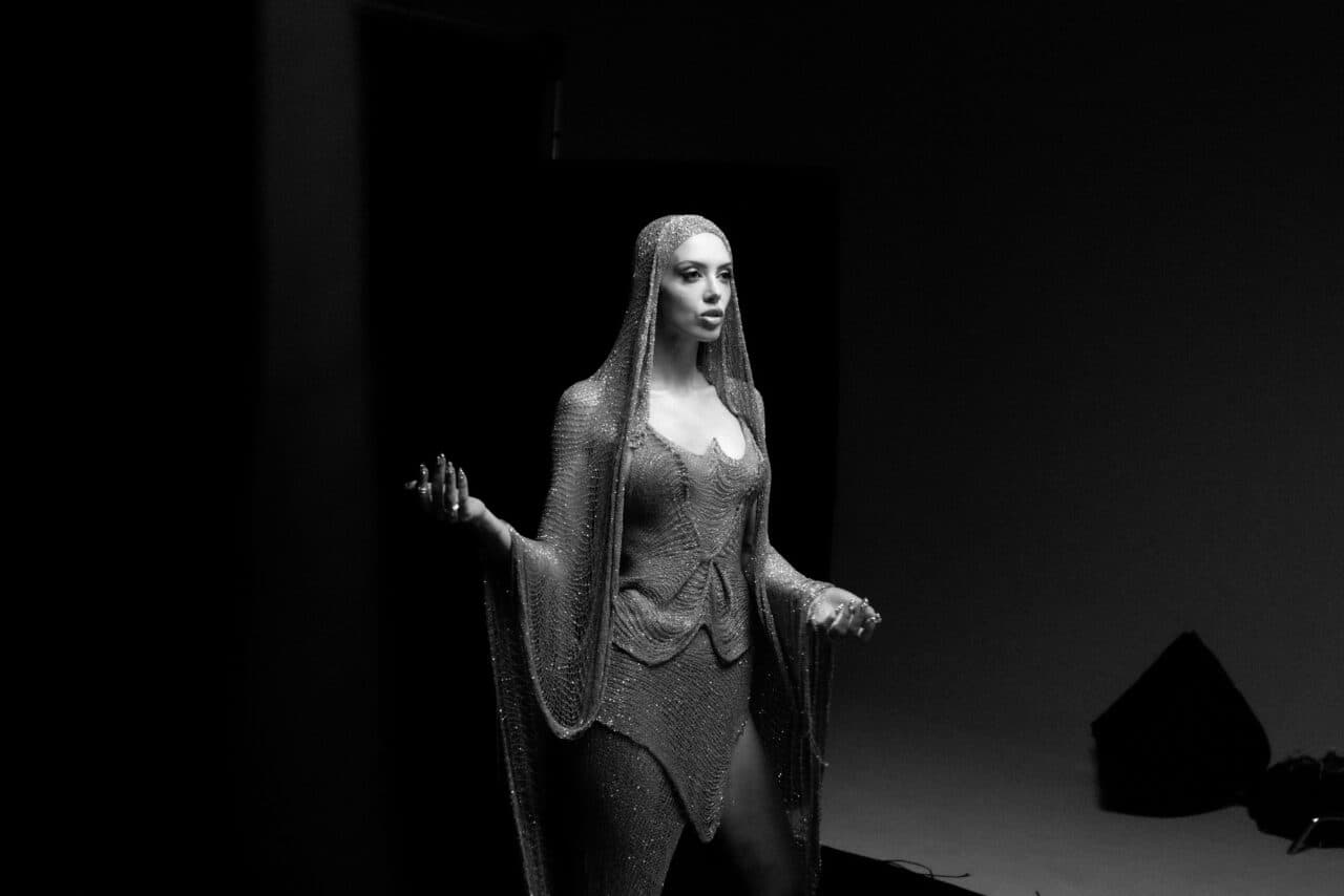 Zwischen Hard Techno und Psytrance: Sara Landry macht aus Umwegen ihr neues Album „Divine Intervention“